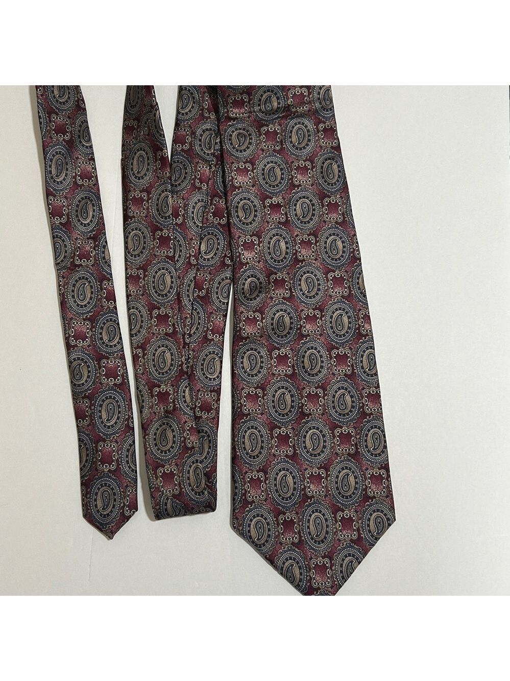 Johnny Carson vintage Elegant Paisley and Geometric Patterned Ties. Set of 2. - Picture 10 of 10